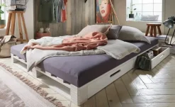 Palettenbett mit Stauraum